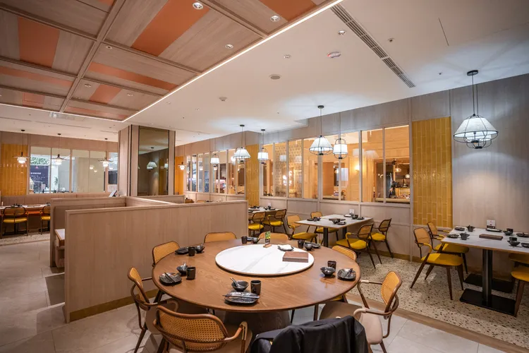 樂蔬全台首店打造81坪空間、座位數80席。漢來美食提供