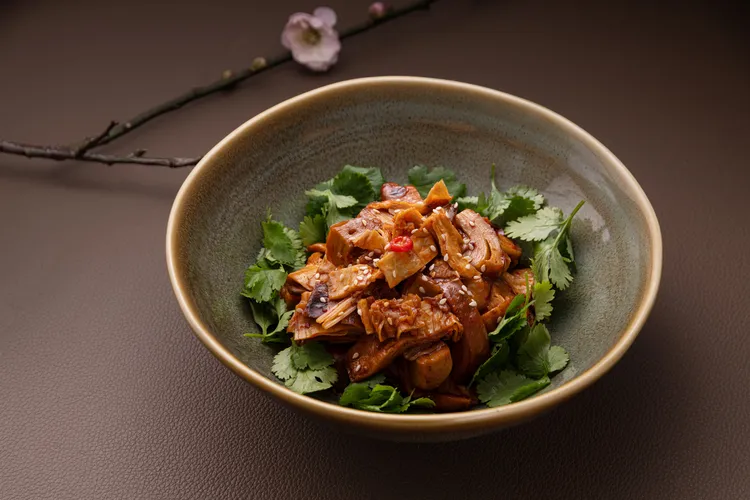 這次樂蔬新菜單可吃到3道正寬法師的經典名菜，包含「韓式辣醬燒」等。漢來美食提供