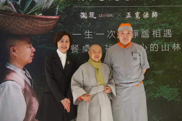 漢來美食董事長林淑婷（左起）、正寛法師、漢來美食中餐品牌總經理羅嶸合影。漢來美食提供