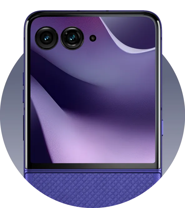 Razr 70 Ultra外螢幕設計亮相，維持大尺寸副螢幕搭配雙鏡頭配置，紫色機身結合紋理材質強調質感升級。Evan Blass X