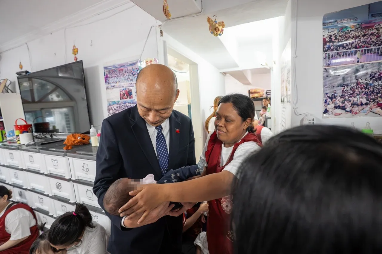 韓國瑜抱起「黑戶寶寶」捐100罐奶粉　喊話政院成立專責窗口