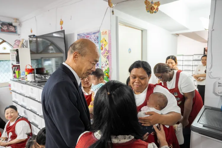 韓國瑜探視「黑戶寶寶」，盼政院能成立專責窗口。翻攝自韓國瑜臉書