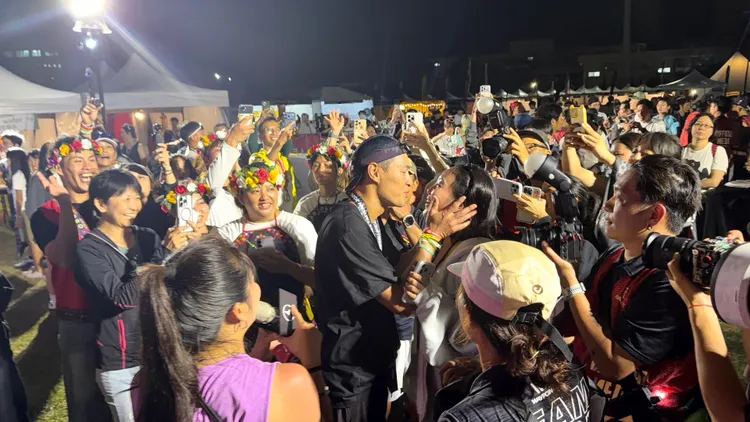 楊祐寧完賽開心擁吻老婆。玩下娛樂提供