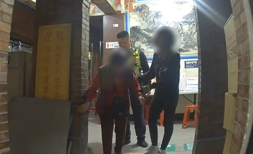 8旬失智婦迷途百年媽祖廟　鄰居即時現身！警順利送她回家