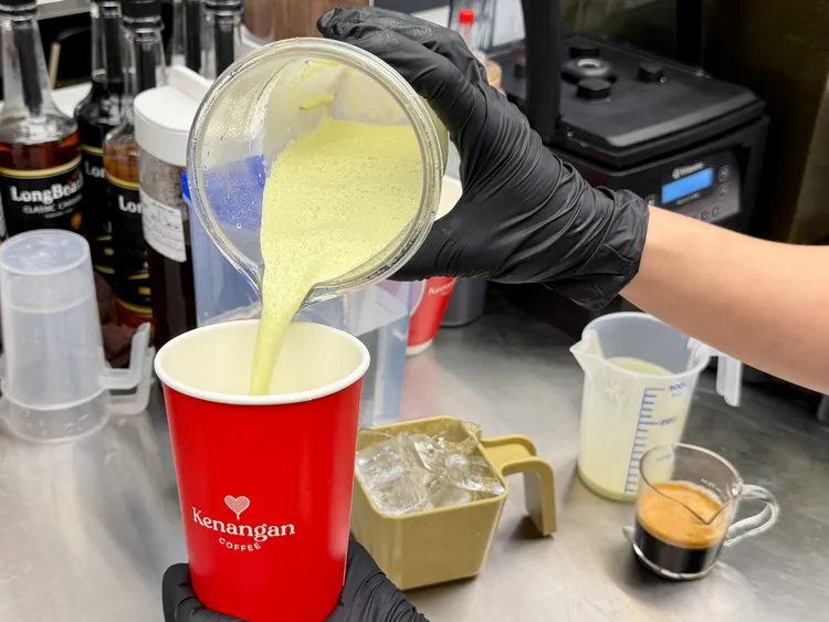 「開心果瑪奇朵」選用純中東產開心果製作咖啡飲品。莊偉祺攝