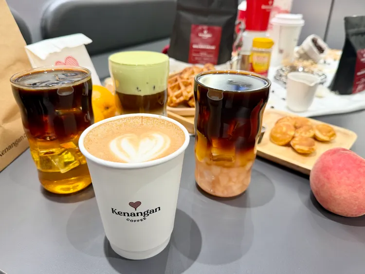 凱娜克咖啡帶來在印尼當日最高24小時賣出10萬杯的「棕櫚糖招牌拿鐵」等飲品。莊偉祺攝