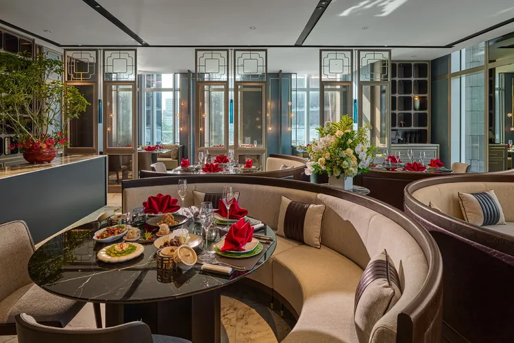 東方樓頂級粵菜以精緻道地的粵菜為底，融合川、滬菜系元素，呈現兼具傳統精髓與創新的摩登粵菜風貌。台北漢來大飯店提供