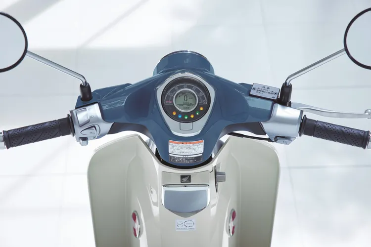 車輛配備LED燈組、Smart Key智慧鑰匙與前輪ABS，兼顧復古風格與現代實用性。業者提供