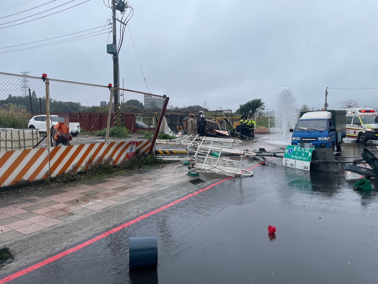 新北聯結車失控撞進工地 1行人無辜慘死、2保全受傷送醫