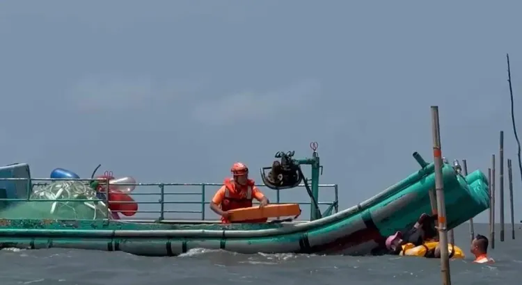 海巡人員與鄰近漁民合力救出受困民眾。民眾提供