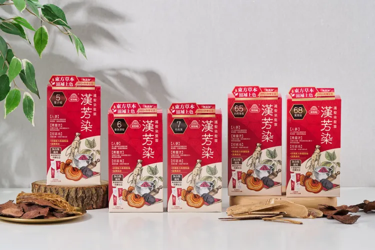  「漢芳染髮霜」添加何首烏東方草本成分，溫和不刺鼻，遮白效果超好。