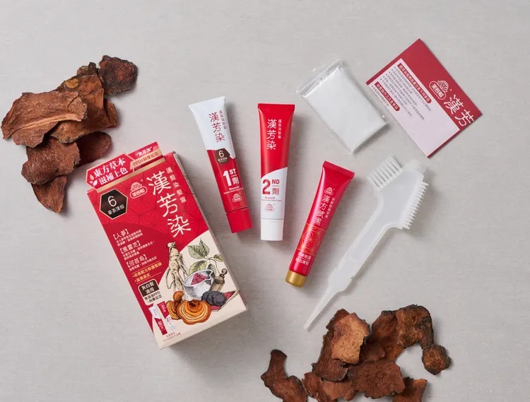 漢芳染髮霜內附專利染髮梳，還有「逆齡髮膜」在染後使用，幫助護髮鎖色。