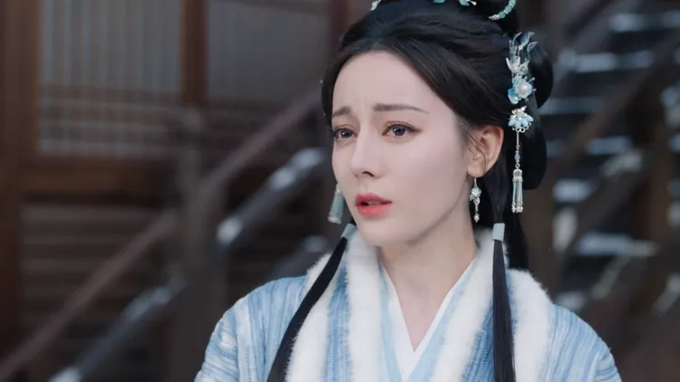 迪麗熱巴一人分飾冷冽鬼王、柔弱孤女、與心狠反派三種截然不同的面貌。Disney+提供