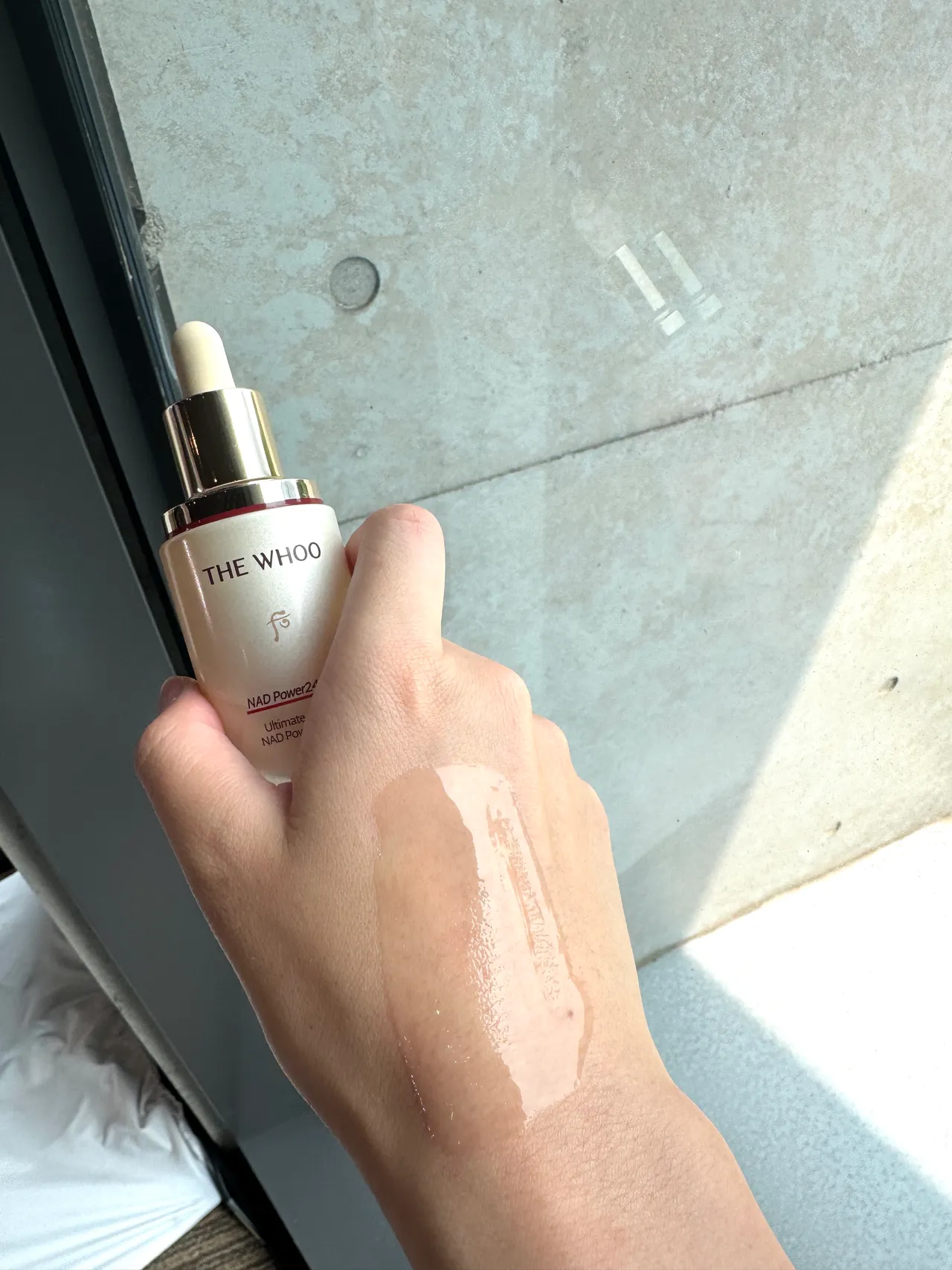 THE WHOO后NAD青春極效修護安瓶擁有輕盈的水凝露質地。張家玲攝