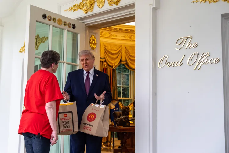 阿嬤外送員（左）送麥當勞到白宮，由川普親自接收。美聯社