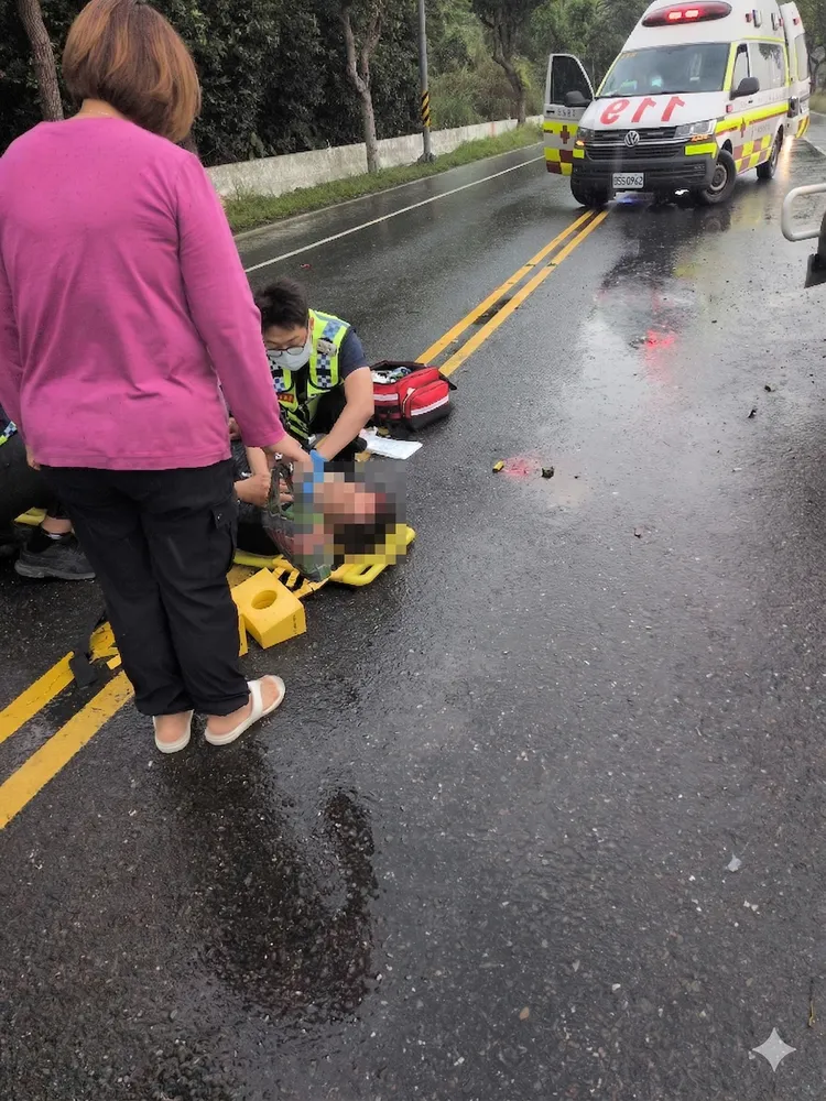 乘客拋飛車外傷勢嚴重。消防局提供