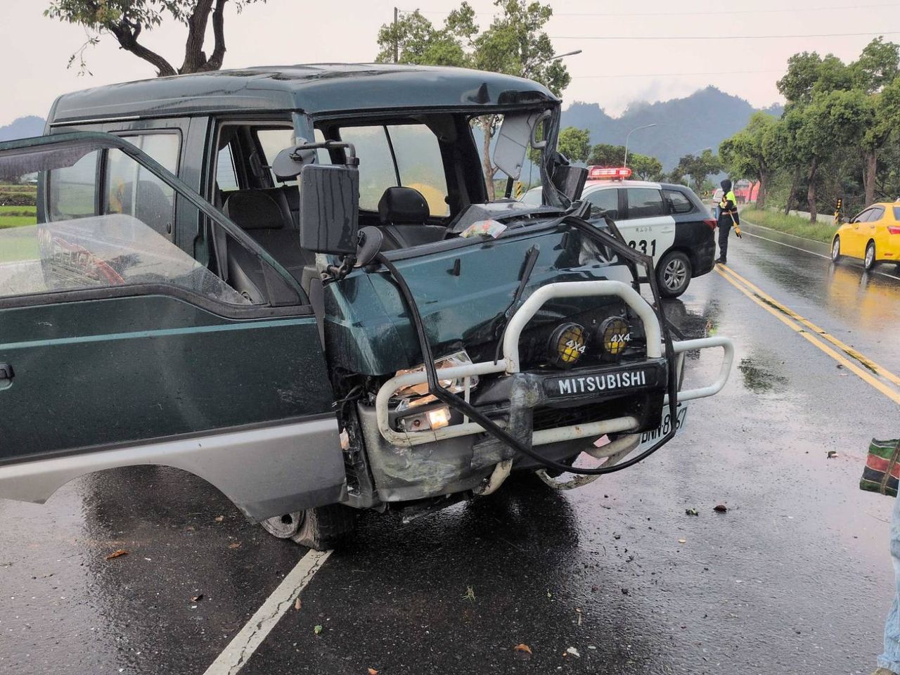 台東休旅車疑天雨路滑自撞 乘客拋飛車外警消救出2人送醫