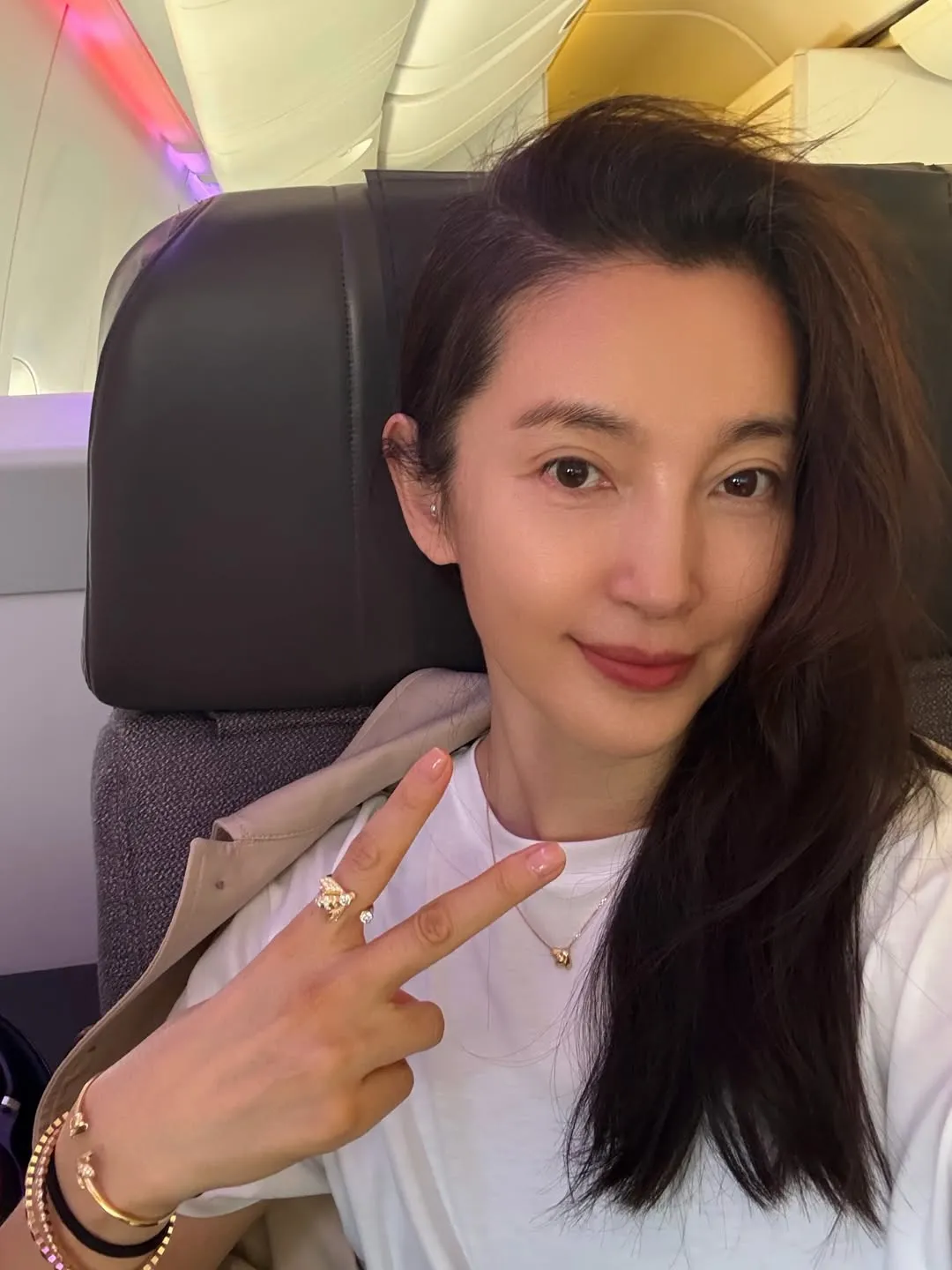 李冰冰分享搭機素顏照。翻攝IG