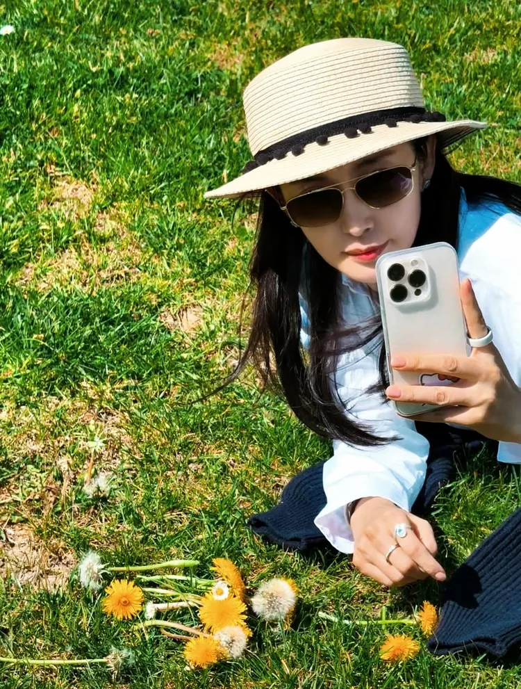 李冰冰飛抵巴黎後在草地上自拍。翻攝IG