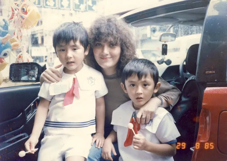 施明的雙胞胎兒子李泳漢、李泳豪6歲就入行當童星。翻攝施明臉書