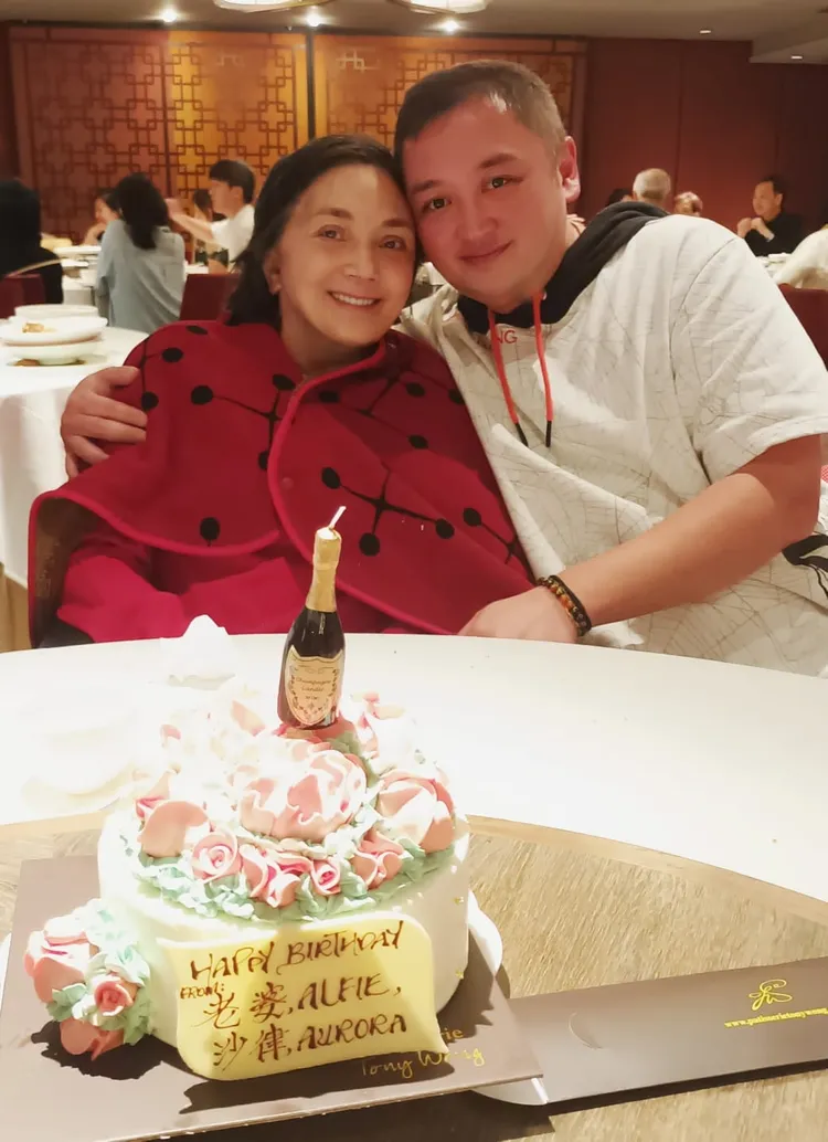 施明（左）晚年和長子李泳漢同住。翻攝施明臉書