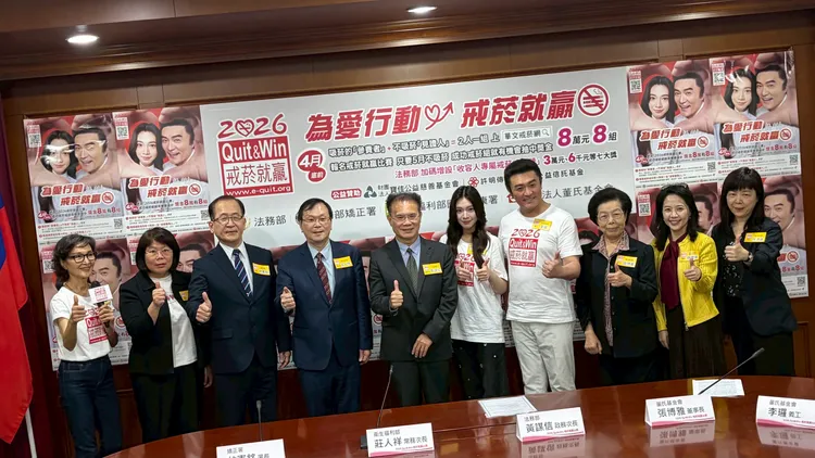 法務部、衛福部、董事基金會與藝人李㼈、李紫嫣父女一起為「2026戒菸就贏」活動宣傳。張欽攝