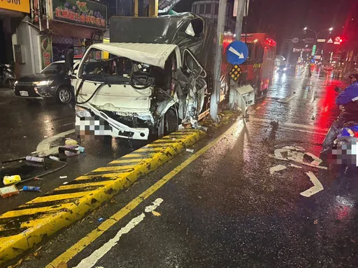 雨中開窗釀禍！　6旬貨車駕駛「擦拭眼鏡」猛撞安全島幸輕傷　