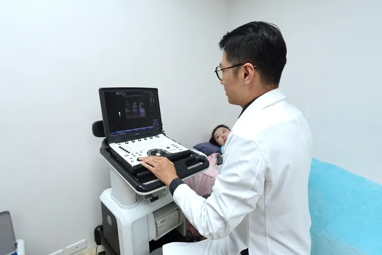 高瑞吟醫師為求美者進行檢查。張家玲攝 