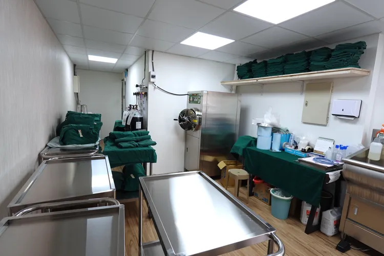 診所內配置有獨立的消毒鍋、不斷電系統與完整麻醉用藥。黃若綾攝