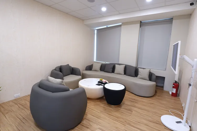 診所內設置有舒適的家屬等候區。張家玲攝