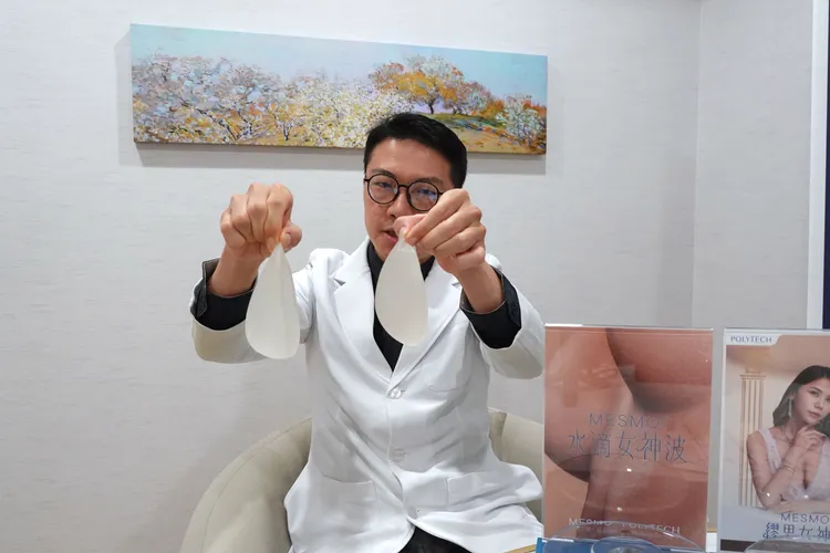 高醫師說明水滴型（左）與圓形（右）假體的向量差異。黃若綾攝 