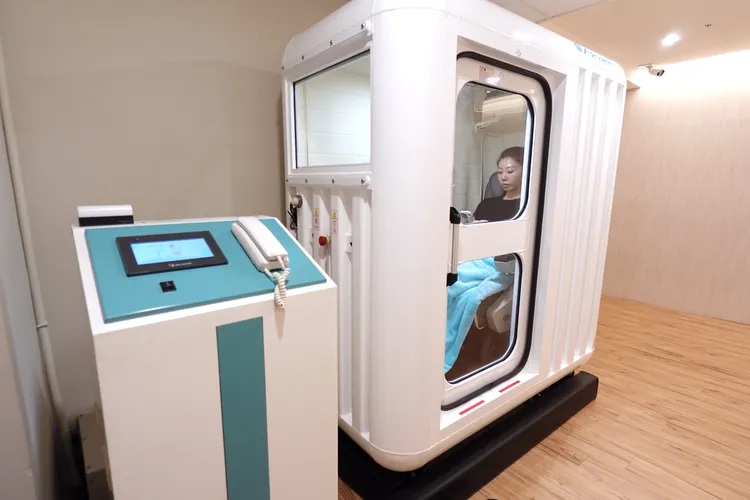 診所內特別引進日本製高壓氧艙，幫助求美這術後修復。張家玲攝