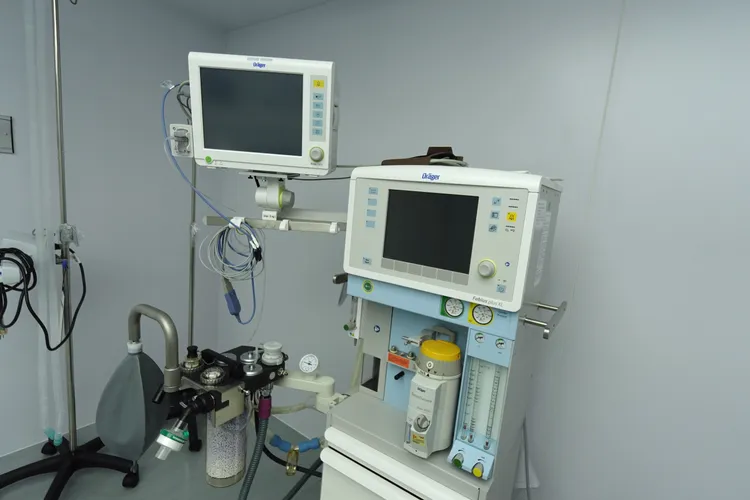 手術室內導入德國原廠Dräger麻醉機。黃若綾攝