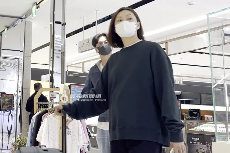 凸肚女（右）拉著行李箱找洗手間。特勤中心攝