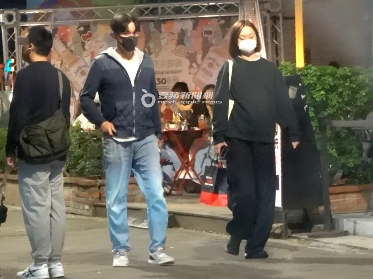 吃完高檔牛排，李聖傑與短髮凸肚女緩慢走回停車場牽車。特勤中心攝