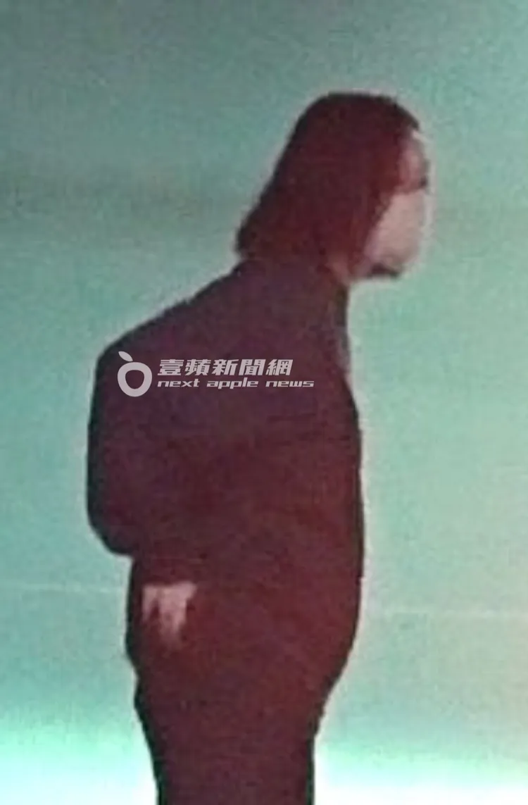 短髮女在停車場等李聖傑移車，凸肚有些明顯。特勤中心攝