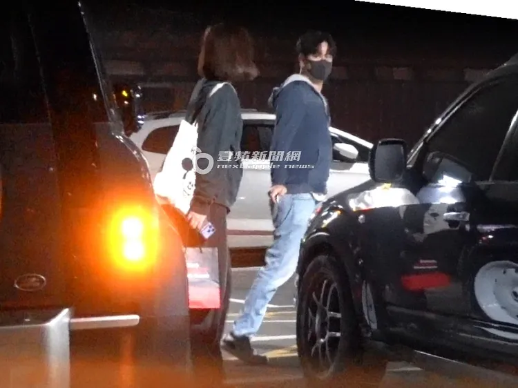 李聖傑（右）去繳停車費，貼心解鎖車門讓凸肚女先上車。特勤中心攝