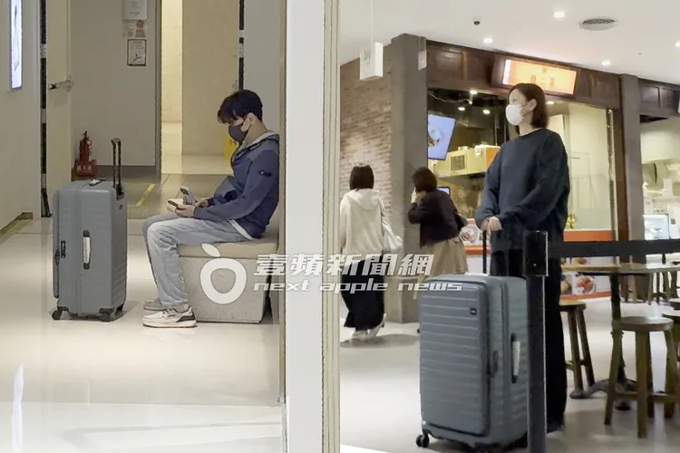 李聖傑（左圖）和凸肚女輪流在廁所外面顧行李箱，耐心等待對方去洗手間。特勤中心攝