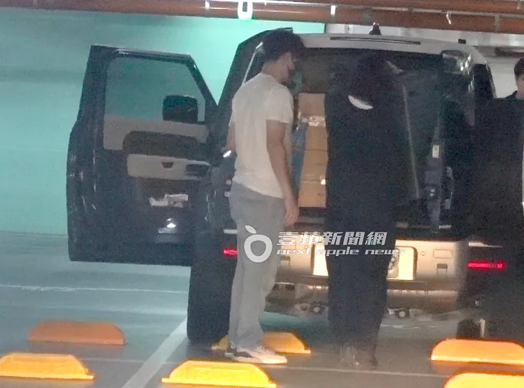 李聖傑（左）幫忙打開後車廂，貼心整理出空位，讓她放行李箱。特勤中心攝