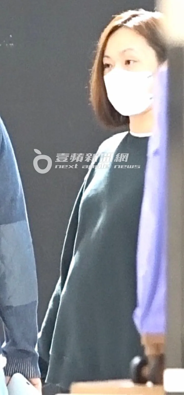 短髮女用完餐露出明顯凸肚。特勤中心攝