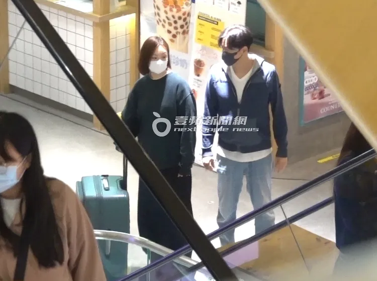 李聖傑（右）與凸肚女會合，討論要走哪個方向。特勤中心攝