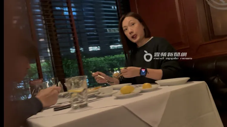 李聖傑（左）與短髮凸肚女共進高檔牛排，該女就是緋聞女友兼經紀人米雪。特勤中心攝