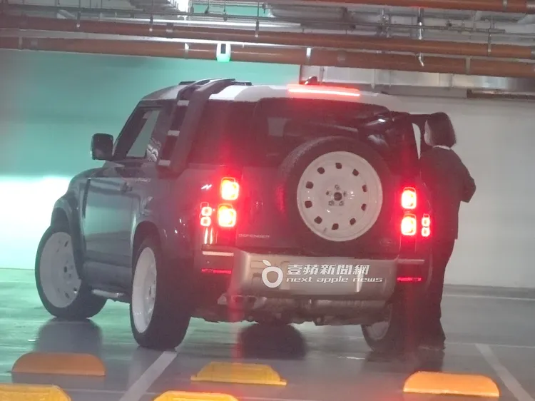 凸肚女熟門熟路地坐上李聖傑休旅車副駕駛座。特勤中心攝