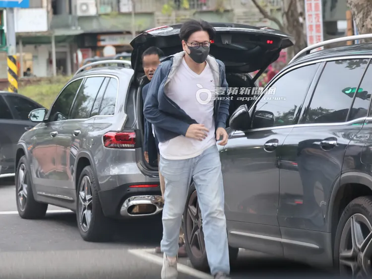 李聖傑在民生圓環路邊臨停，下車跟友人面交取貨。特勤中心攝