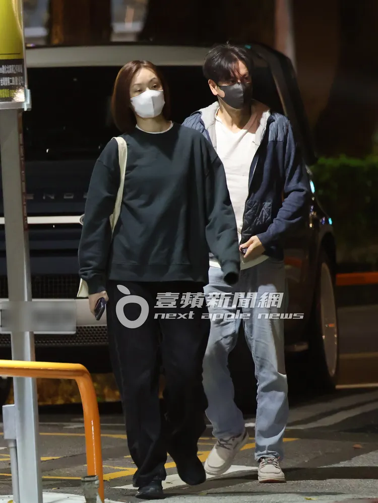 李聖傑與短髮凸肚女低調漫步在街頭。特勤中心攝