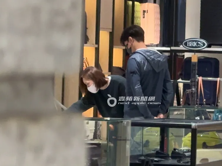 李聖傑（右）陪凸肚女到遠百A13逛街，選購1萬4800元的LOJEL行李箱。特勤中心攝