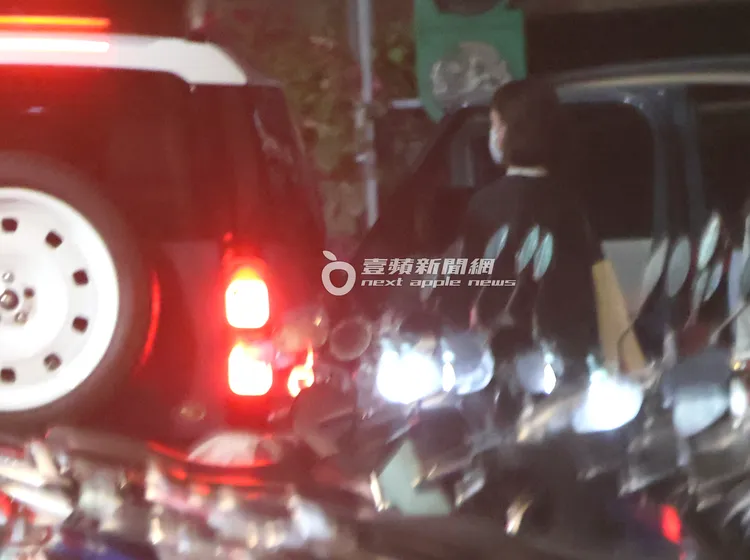 李聖傑抵達農安街巷弄，一名短髮女子迅速上車，隨即一同離開。特勤中心攝