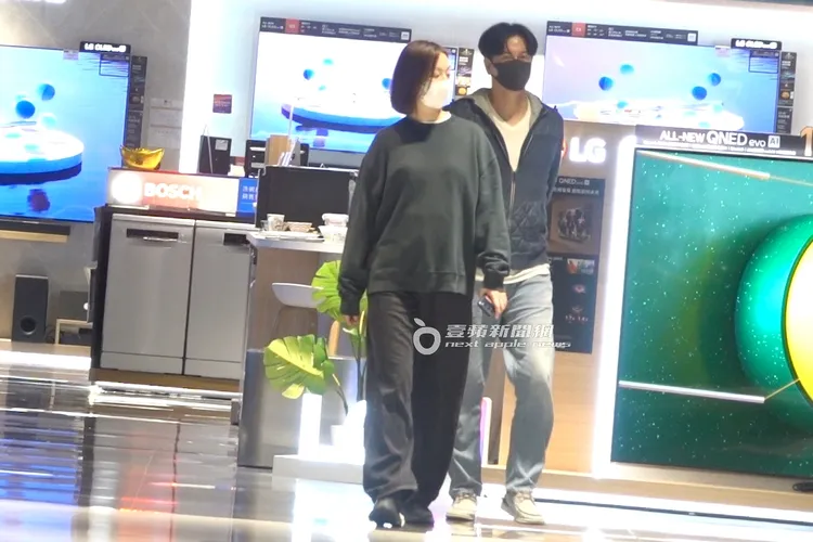 李聖傑（右）當護花使者走在凸肚女後面，隨時注意周圍安全。特勤中心攝