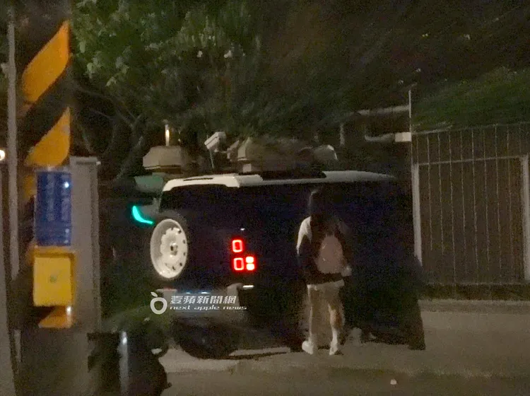 李聖傑開著要價266萬元起的Land Rover Defender休旅車返回南港住處。特勤中心攝