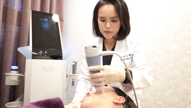 整形外科專科陳依凡醫師表示，E電波採單極微針電波技術，從肌膚底層改善膚質與緊緻度，臉部及身體皆能靈活應用。圖片提供：佳思優醫美整形診所